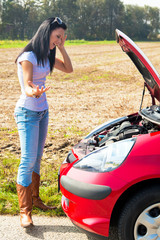 Frau hat bei ihrem Auto eine Panne. Motorschaden