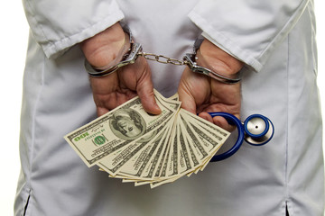 Arzt mit Dollar Geldscheinen und Handschellen