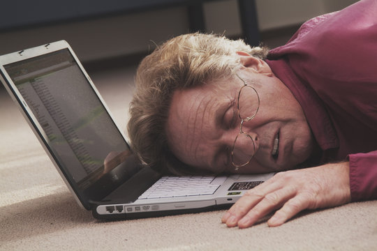 Mann mit Laptop, Computer, PC
