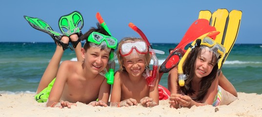 Three snorkeling kids - obrazy, fototapety, plakaty