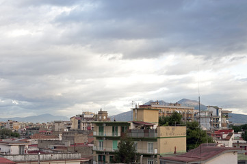 Fototapeta na wymiar Niebo i budynki przed Wezuwiusza, przedmieście Neapol, Włochy