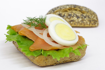 Körnerbrötchen mit Räucherlachs © Quade