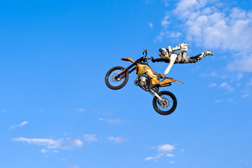 Fototapeta na wymiar latające motocyklistów