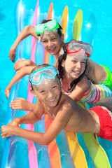 Obraz na płótnie Canvas Dzieci na pływaka w basenie
