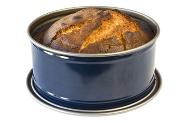 Kuchen in einer Backform isoliert