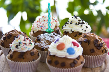 Muffins mit Sahne und Kerze