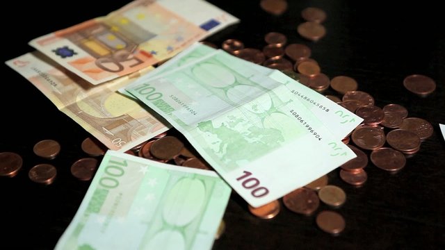 Euros tombant sur pi&egrave;ces