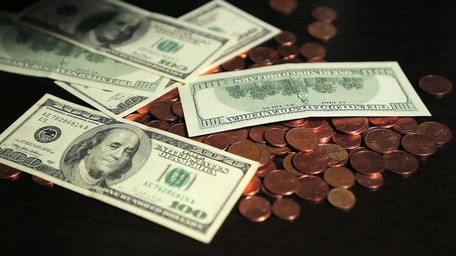 Dollars tombant sur pi&egrave;ces