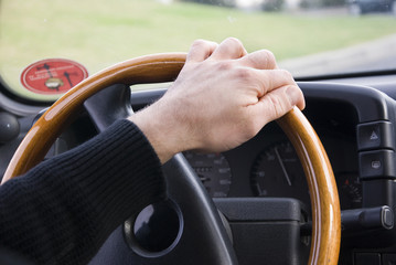 main sur le volant