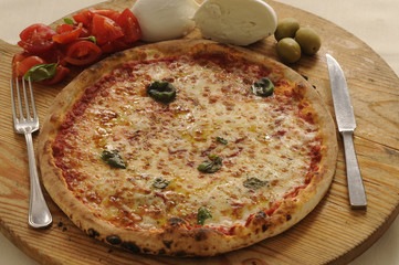 Pizza ai formaggi cotta nel forno a legna