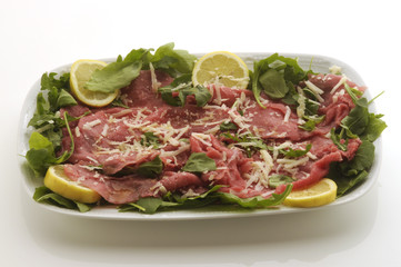 Carpaccio di carne con scaglie di grana