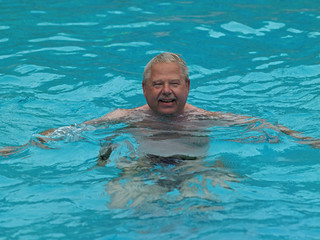 &auml;lterer Mann im Urlaub, Swimmingpool, Wassergymnastik