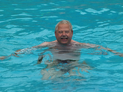 älterer Mann im Urlaub, Swimmingpool, Wassergymnastik