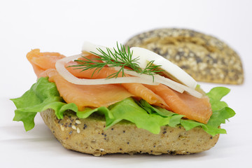 Körnerbrötchen mit Räucherlachs