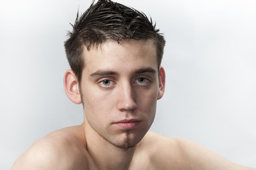 Obraz premium nachdenkliches Portrait eines sensiblen jungen Mannes