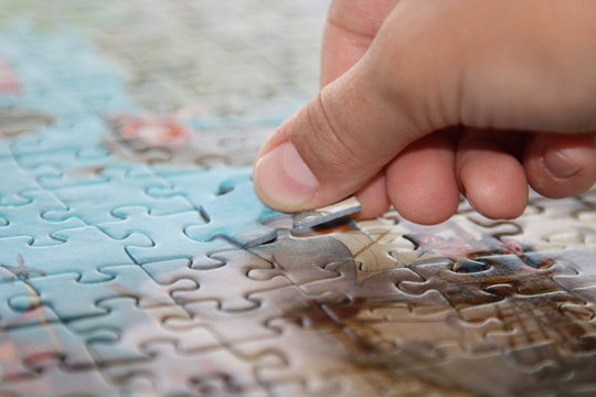 Kind Spielt Puzzel - Kid Is Playing