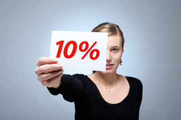 Junge Frau mit 10 Prozent Karte