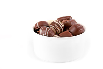 Pralinen in einem Porzellanschälchen