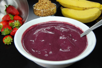 Acai com frutas na tijela