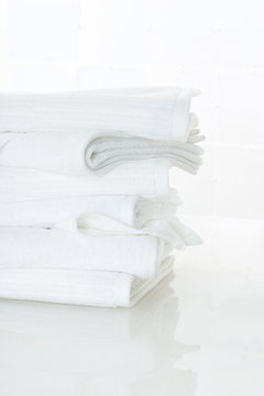 Heimtextilien,Stapel Handtuecher auf weiss, Nahaufnahme.
