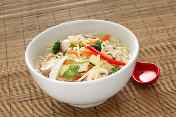 asiatische nudelsuppe ramen