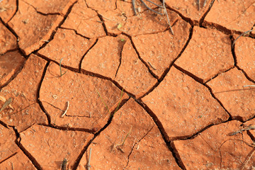 Trockene, rissige rote Erde