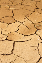Trockene, rissige rote Erde