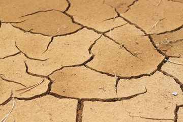 Trockene, rissige rote Erde