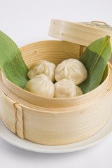 dumplings in bamboo steamer