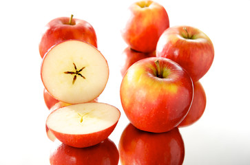 przekojone jabłko na lustrze, group of apples, białe tło - obrazy, fototapety, plakaty
