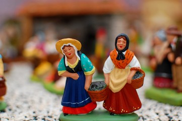 santons "porteuses d'olives"