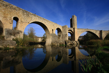 Fototapeta premium Impresionante reflejo del puente