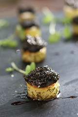 caviar sur pomme de terre