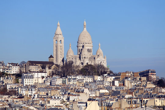 Sacr&eacute; coeur vu des toits de Paris