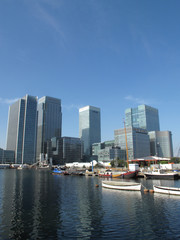 Fototapeta na wymiar Canary Wharf w londyńskiej dzielnicy Docklands