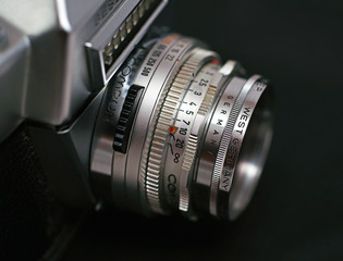 Fototapeta na wymiar Alte mit Camera Lens - stary aparat z obiektywem