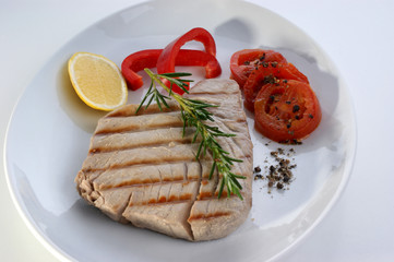 tuna steak with red paprika and lemon