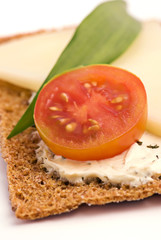 Knäckebrot mit Käse und Tomate