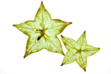 In Scheiben geschnittene Sternfrucht auf weissem Hintergrund
