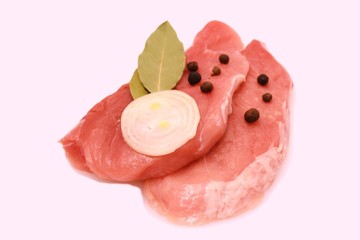 zwei rohe Scheiben Fleisch