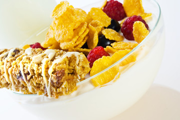 Corn flakes and fresh berries ..