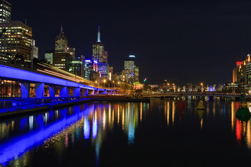 Fototapeta na wymiar Downtown of Melbourne w nocy, rzeki Yarra