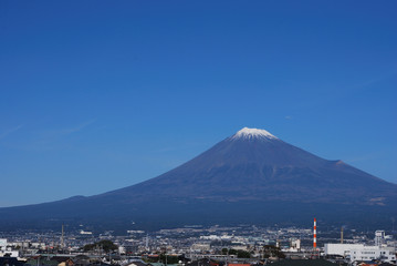 富士山と富士市の町並み