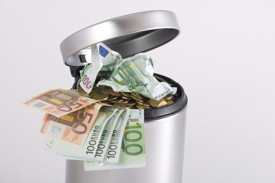 Geld im Abfalleimer