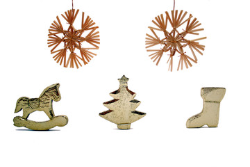 goldene weihnachtssymbole mit strohsternen auf weißem hintergund