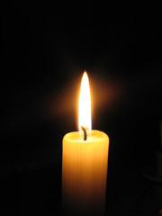kerze im dunkeln