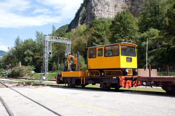 Carrello ferroviario con gru idraulica