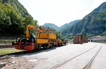 Carrello ferroviario con gru idraulica