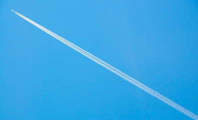 Aereo militare in volo con scia