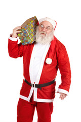 Weihnachtsmann mit Geschenk auf Schulter